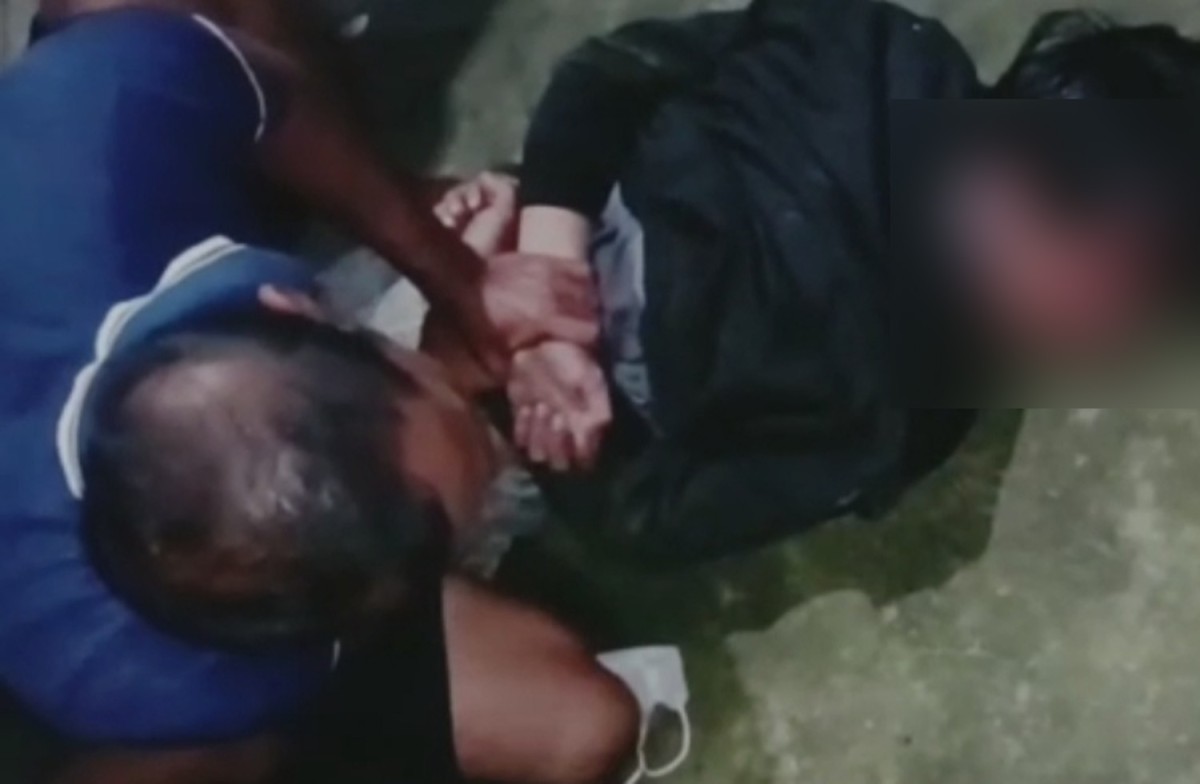 Warga mengamankan pencuri motor di Bangkalan (Foto: Tangkapan layar video amatir warga)