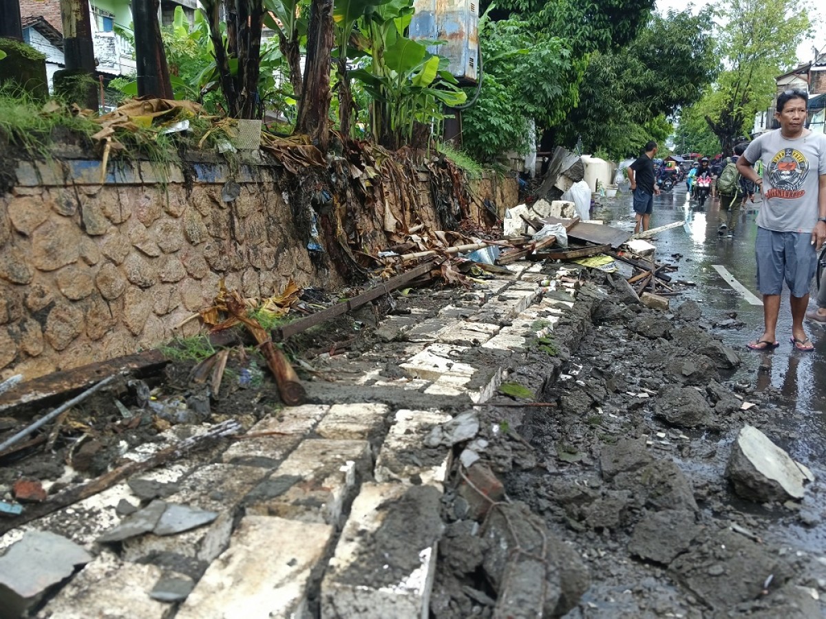 Tanggul Sungai di Darmo Surabaya Ambrol, 2 Motor Rusak Parah