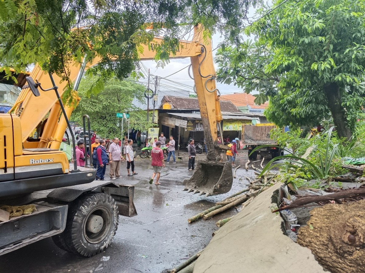 Kondisi kerusakan tanggul di Jalan Kembang Kuning Surabaya. (Foto: Rama Indra/jatimnow.com)