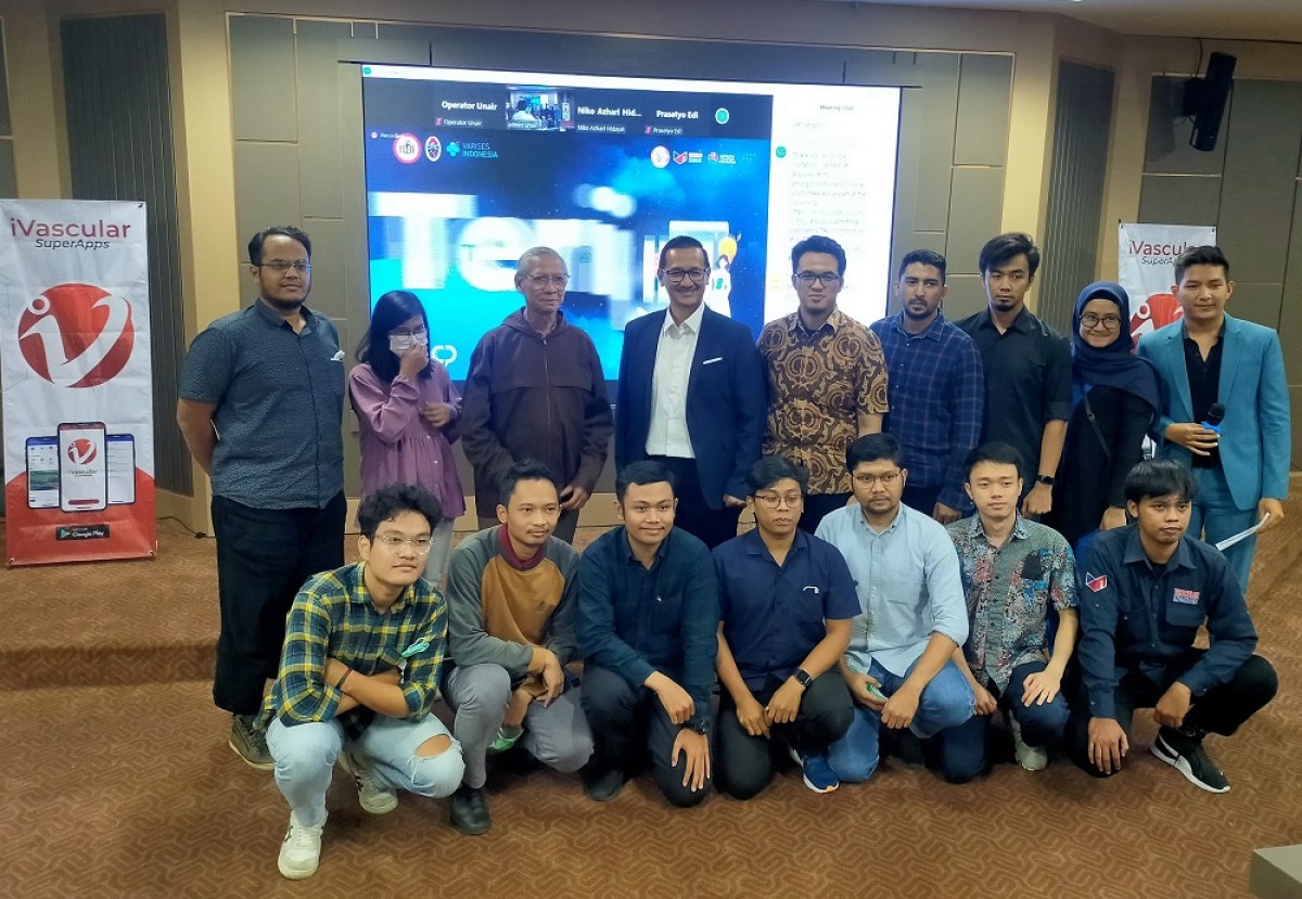 Dokter spesialis bedah toraks kardiovaskular dr Niko Azhari Hidayat berjas (tengah) bersama dengan peserta seminar. (Foto: Humas Unair)