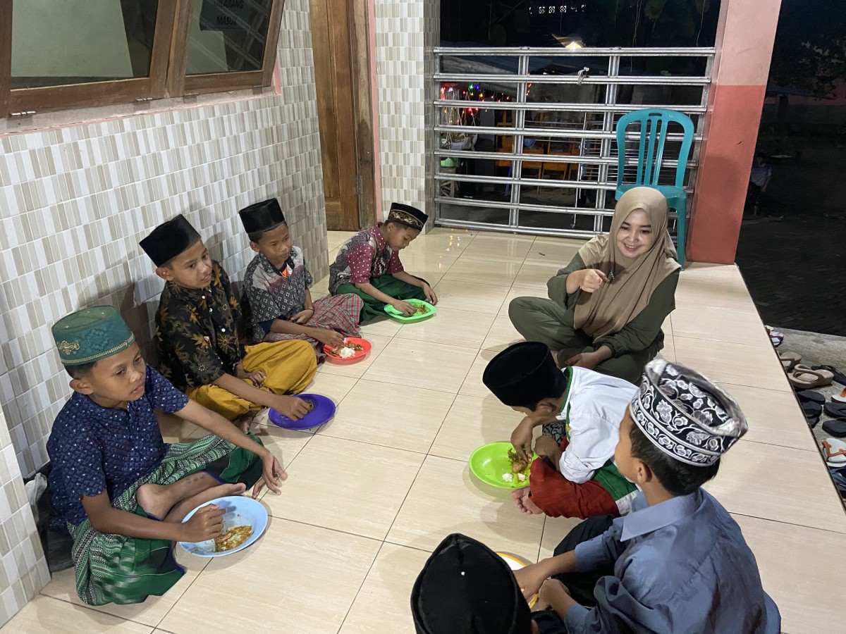 Maya bersama anak-anak panti asuhan di Ponorogo (Foto: Ahmad Fauzani/jatimnow.com)
