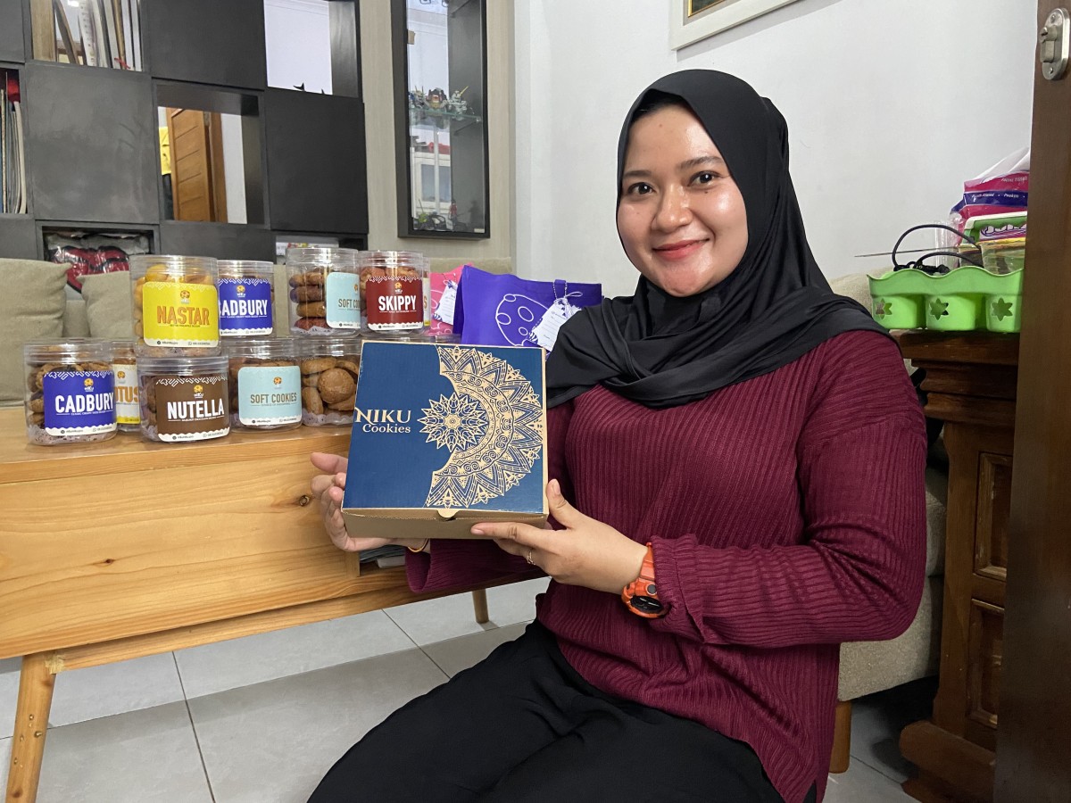 Hilda Ayu Rahmawati, Satpol PP Cantik di Ponorogo menunjukkan cookies lebaran yang diproduksinya (Foto: Fauzani/jatimnow.com)