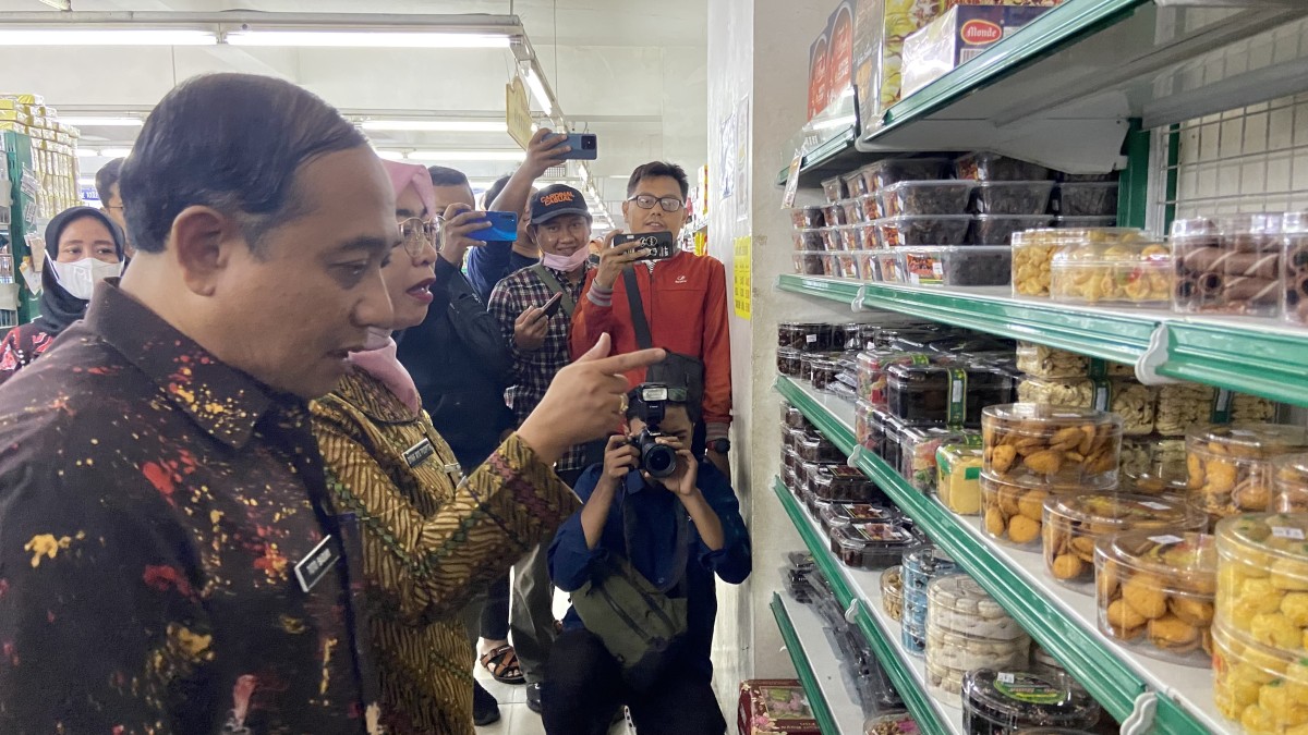 Sidak mamin di sejumlah swalayan Ponorogo (Foto: Fauzani/jatimnow.com)