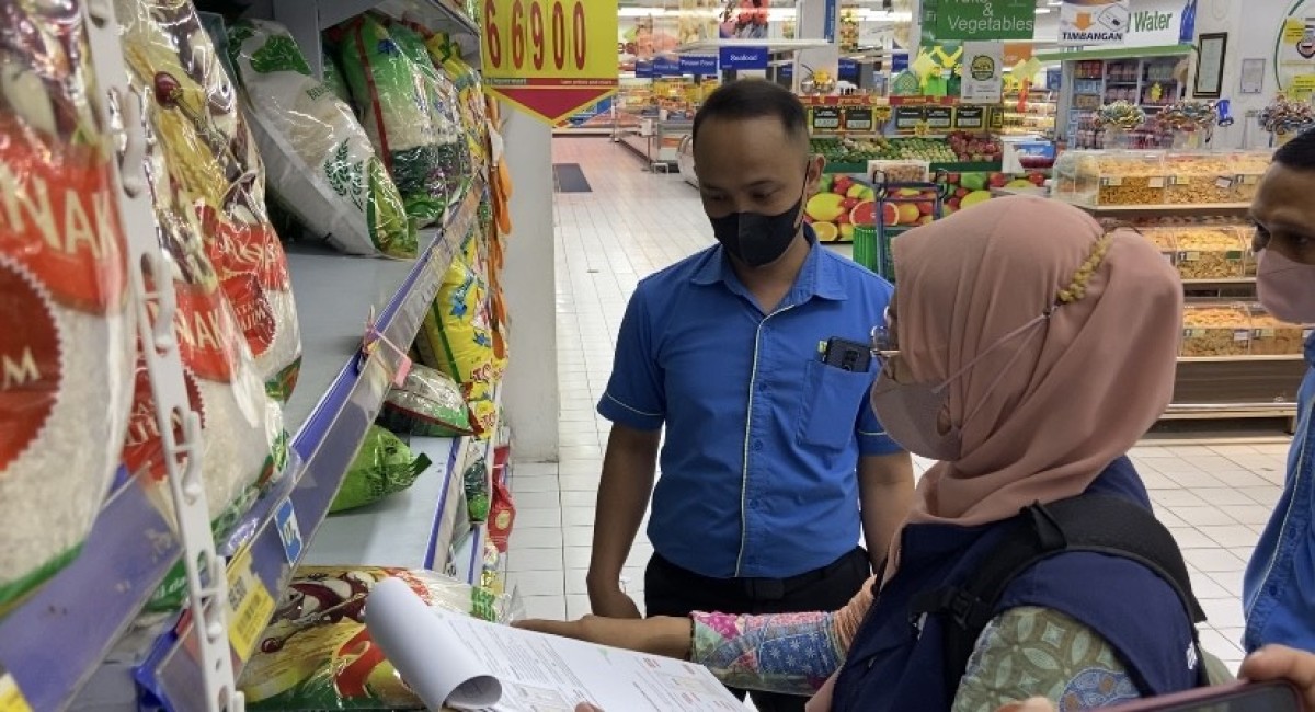 Petugas gabungan cek harga bahan pokok di swalayan. (Foto: Ahmad Fauzani/jatimnow.com)