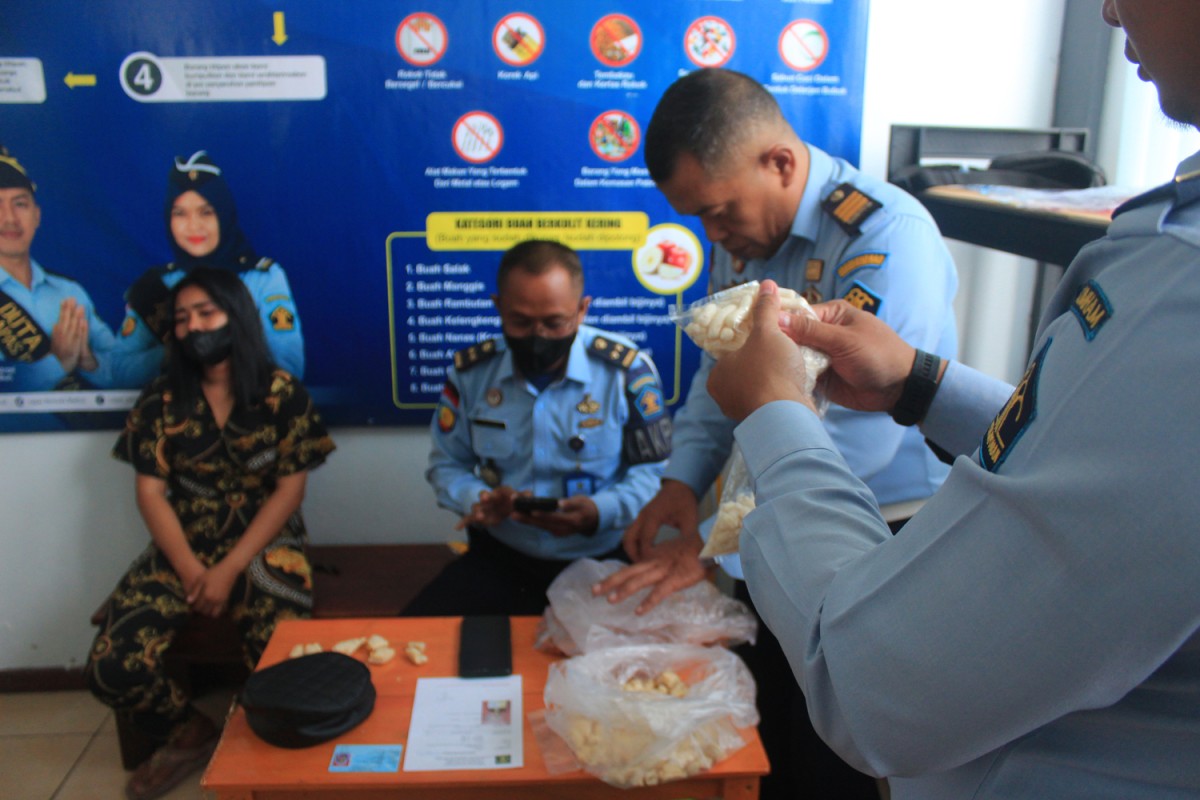 Petugas Lapas Pemuda Madiun menggagalkan penyelundupan sabu dalam kue lebaran (Foto-foto: Humas Kanwil Kemenkumham Jatim)