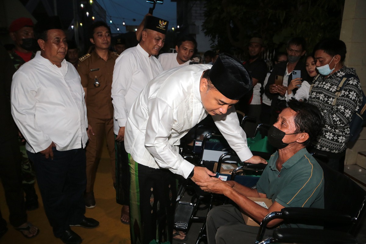 Wali Kota Surabaya Eri Cahyadi saat menyapa dan memberi bantuan pada warga. (Foto-foto: Humas Pemkot Surabaya)