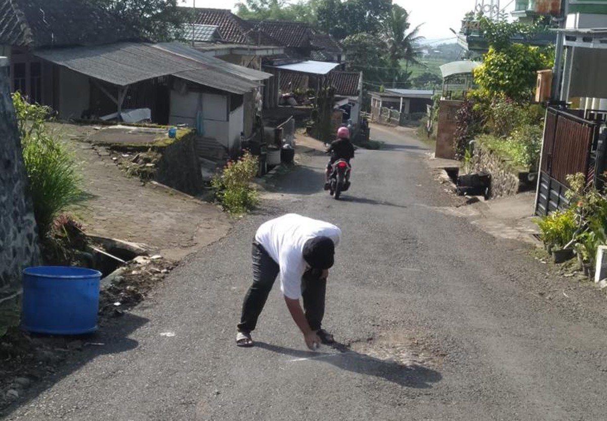 Pengecekan jalan untuk kenyamanan pemudik dan wisatawan di Kota Batu (Foto: Galih Rakasiwi/jatimnow.com)