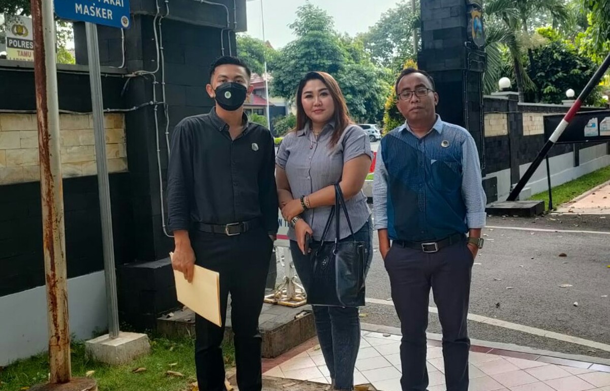 Ernawati, janda muda korban penipuan dukun pengganda uang bersama kuasa hukumnya Nur Aziz saat melapor di Polres Tuban (Foto: Agus for jatimnow.com)