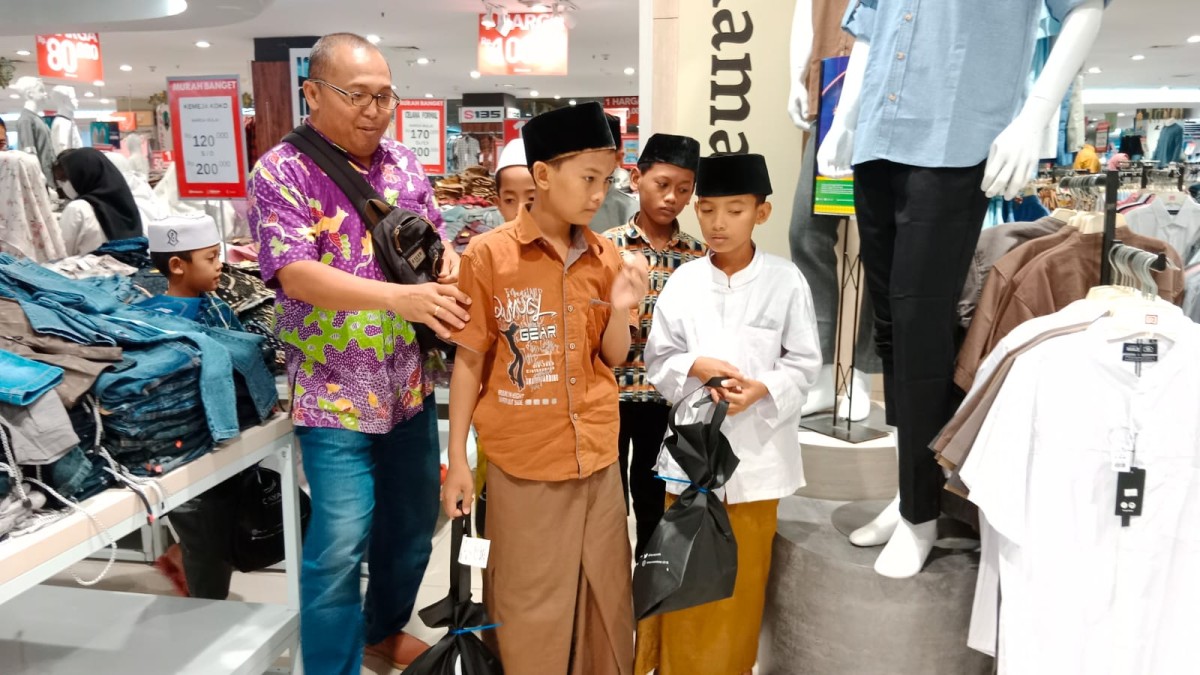 Sejumlah anak-anak mendapat santunan dari Pokja Jurnalis Grahadi. (foto: Ni'am Kurniawan/jatimnow.com)