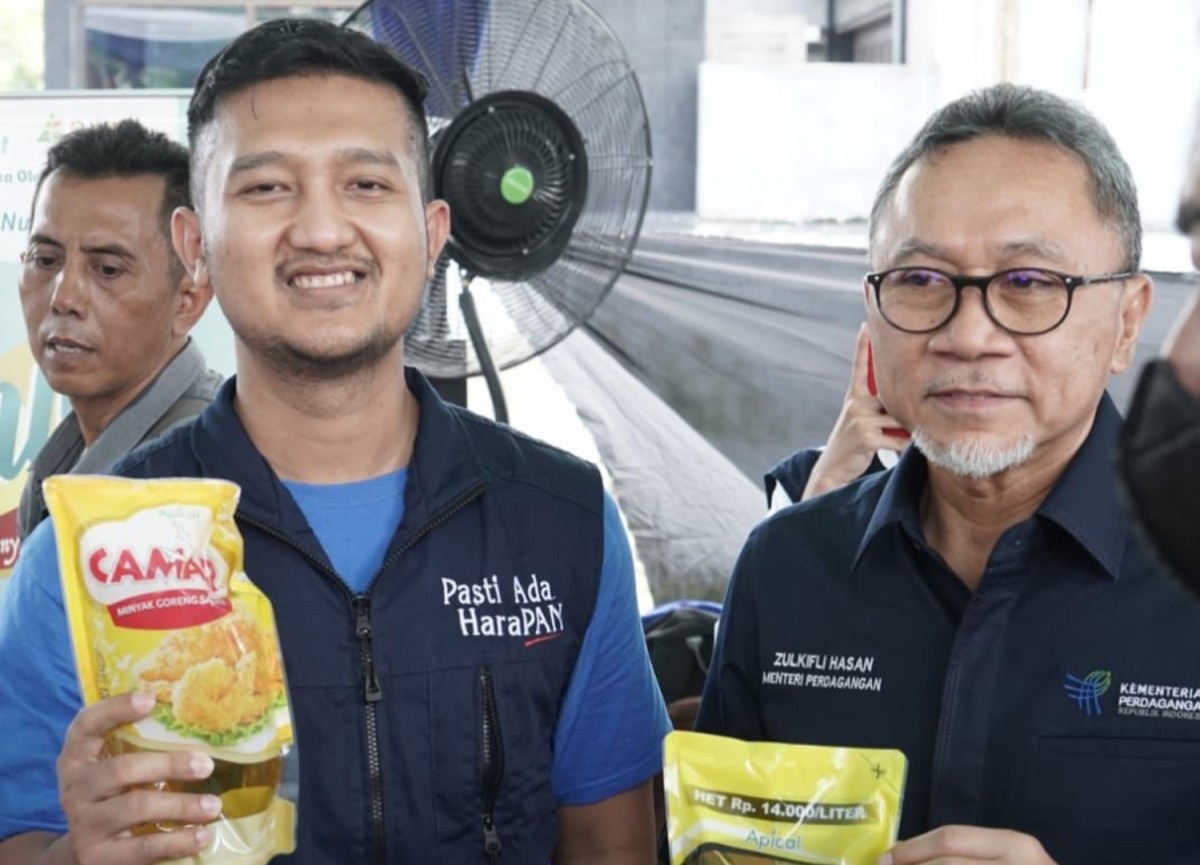 Mendag Zulhas bersama kader PAN Surabaya Tom Liwafa (Foto: Kurnia for jatimnow.com)