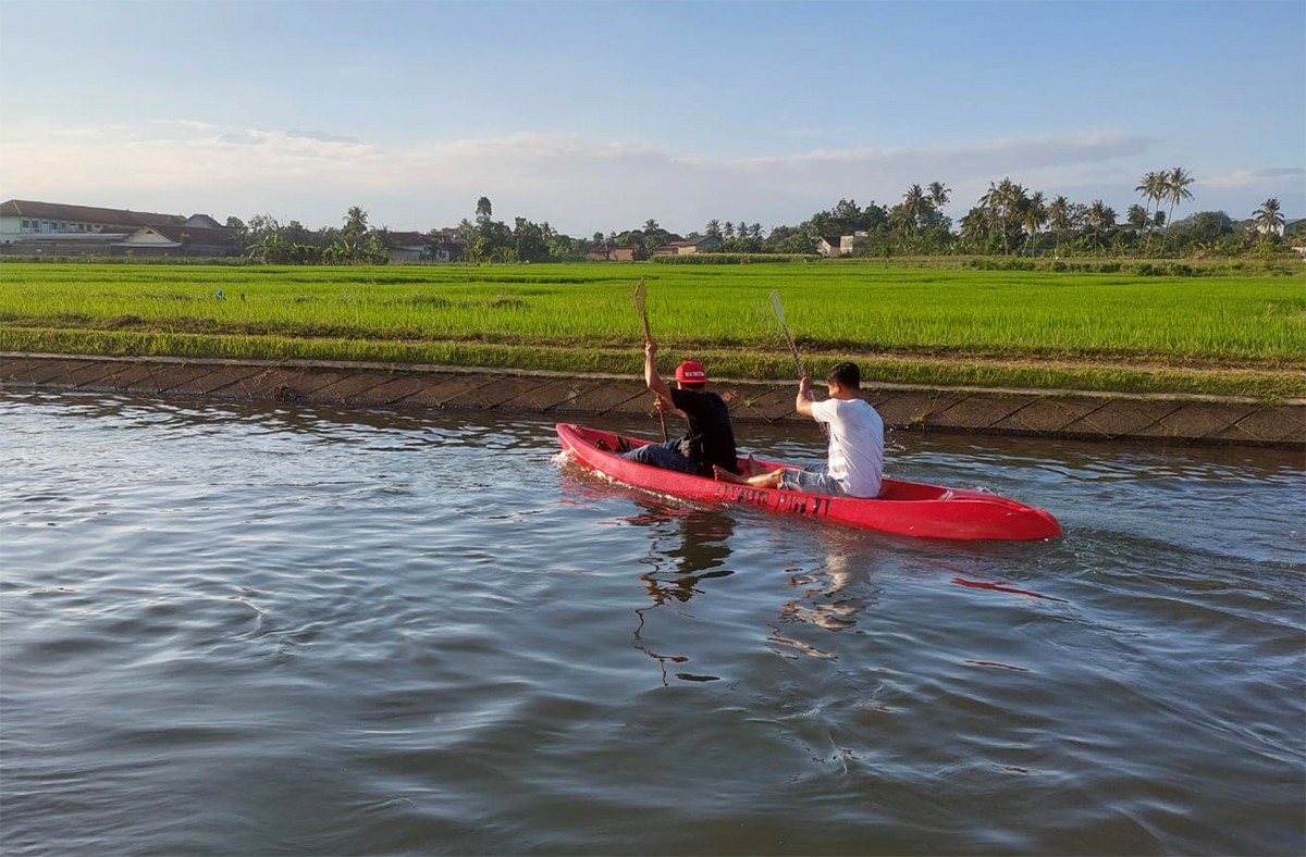 Balap Kano ajang pemuda Genteng Wetan mengisi waktu Ngabuburit. (foto: Eko /jatimnow.comPurwanto)