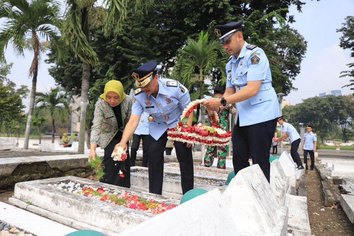 Kakanwil Kemenkumham Jatim, Imam Jauhari memimpin tabur bunga di TMP Sepuluh Nopember Surabaya. (foto: Humas kemenkumham jatim for jatimnow.com)