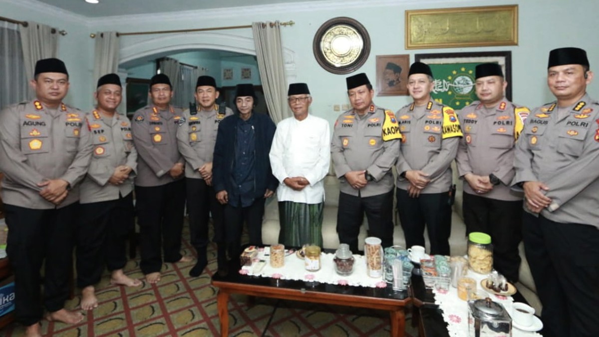Kapolda Jatim (empat dari kanan) saat menggelar pertemuan dengan KH Anwar Iskandar (lima dari kanan) dan KH Douglas Toha Yahya (lima dari kiri). (foto : Yanuar Dedy/jatimnow.com)