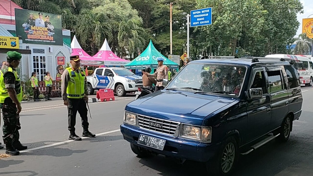 Kapolres Kediri Kota AKBP Teddy Chandra ikut mengatur lalu lintas di depan Pos Pelayanan Alun-alun. (Foto : Yanuar Dedy/jatimnow.com)