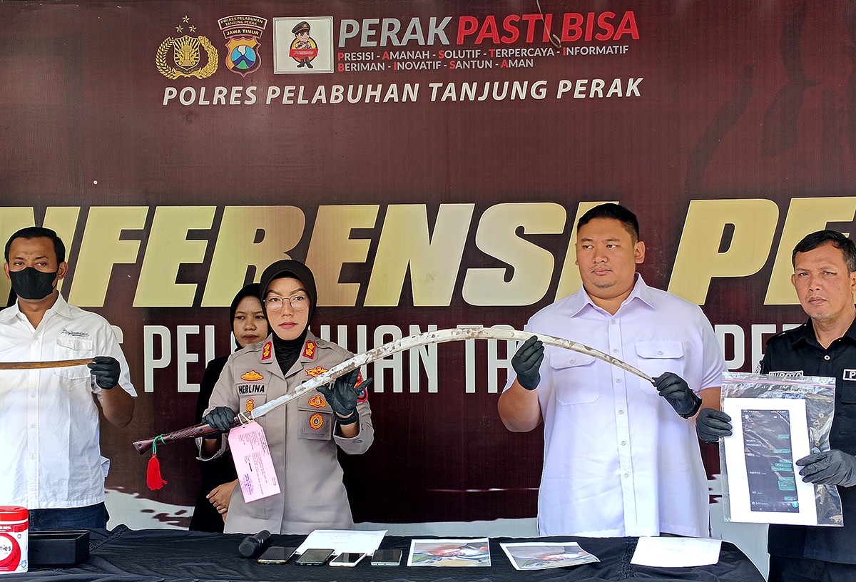 Kapolres Pelabuhan Tanjung Perak Surabaya AKBP Herlina bersama Kasat Reskrim Polres Tanjung Perak Surabaya AKP Arief Ryzki saat menunjukkan barang bukti. (foto: Rama Indra/jatimnow.com)