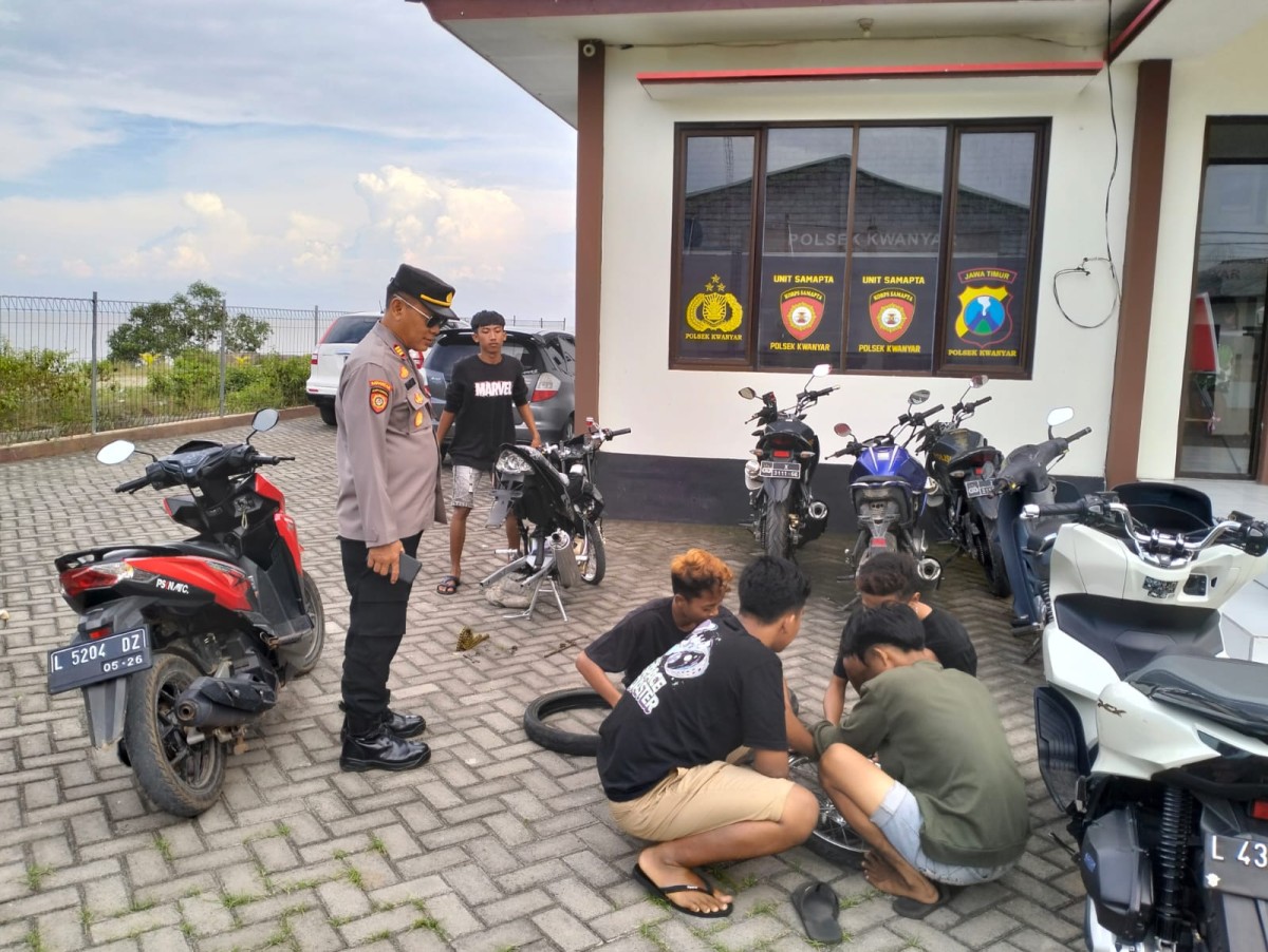 Kapolsek Kwanyar, AKP Moh Mansur menyaksikan pemasangan knalpot standar. (foto: Polsek Kwanyar for jatimnow.com)