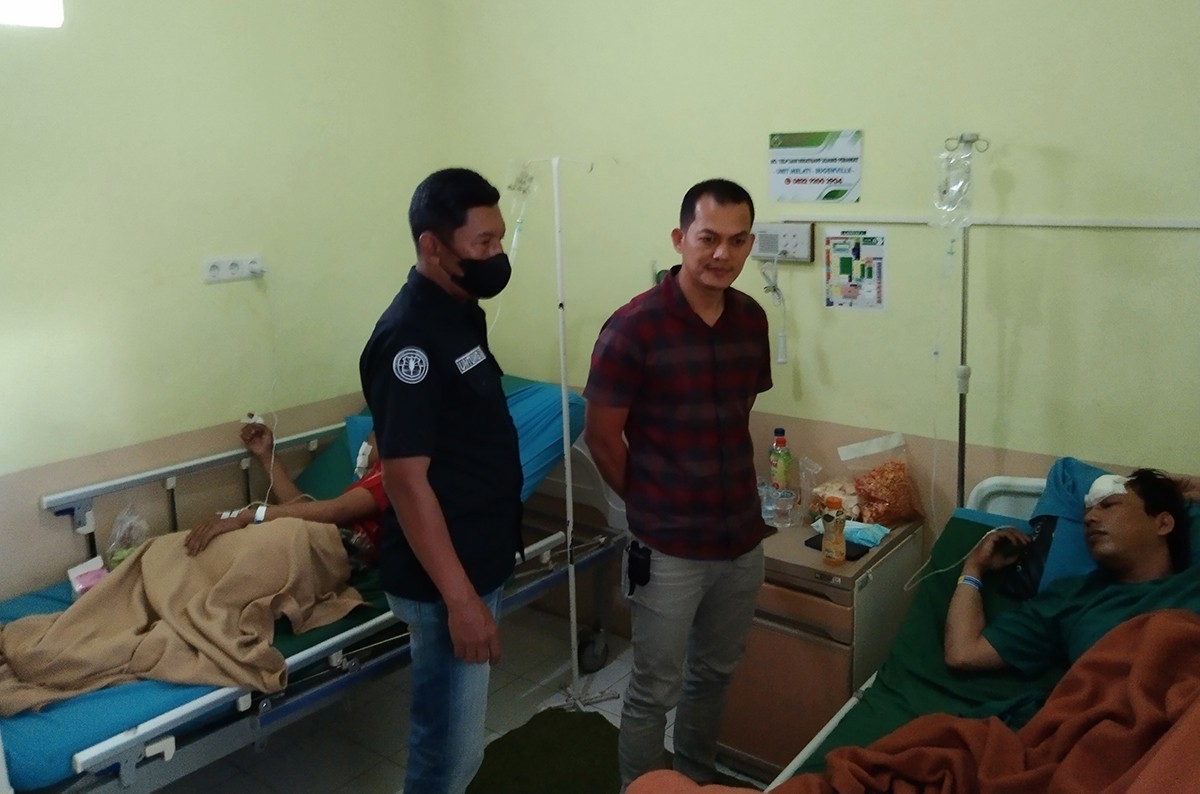 Kasat Reskrim Polres Batu, AKP Yussi Purwanto dan Kasi Humas Polres Batu, AKP Untung saat menjenguk korban bacokan. (foto: Galih Rakasiwi/jatimnow.com)