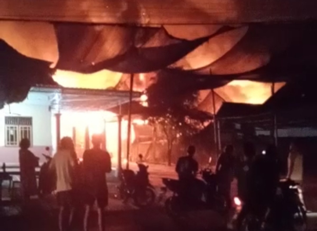 Kebakaran di Wisata Kampung Coklat Blitar. (foto: Harun for jatimnow.com)