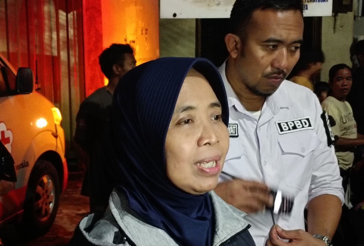 Kepala BPBD Surabaya Laksita Rini Sevriani didampingi Kabid Darlog BPBD Surabaya Buyung Hidayat. (Foto: Rama Indra/jatimnow.com)
