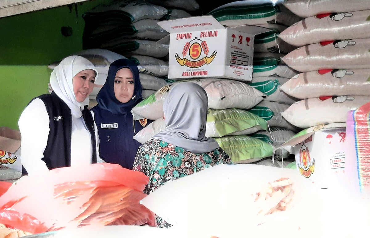Gubernur Jatim Khofifah Indar Parawansa didampingi Bupati Mojokerto Ikfina Fahmawati saat meninjau harga kebutuhan pokok. (Achmad Supriyadi/jatimnow.com)