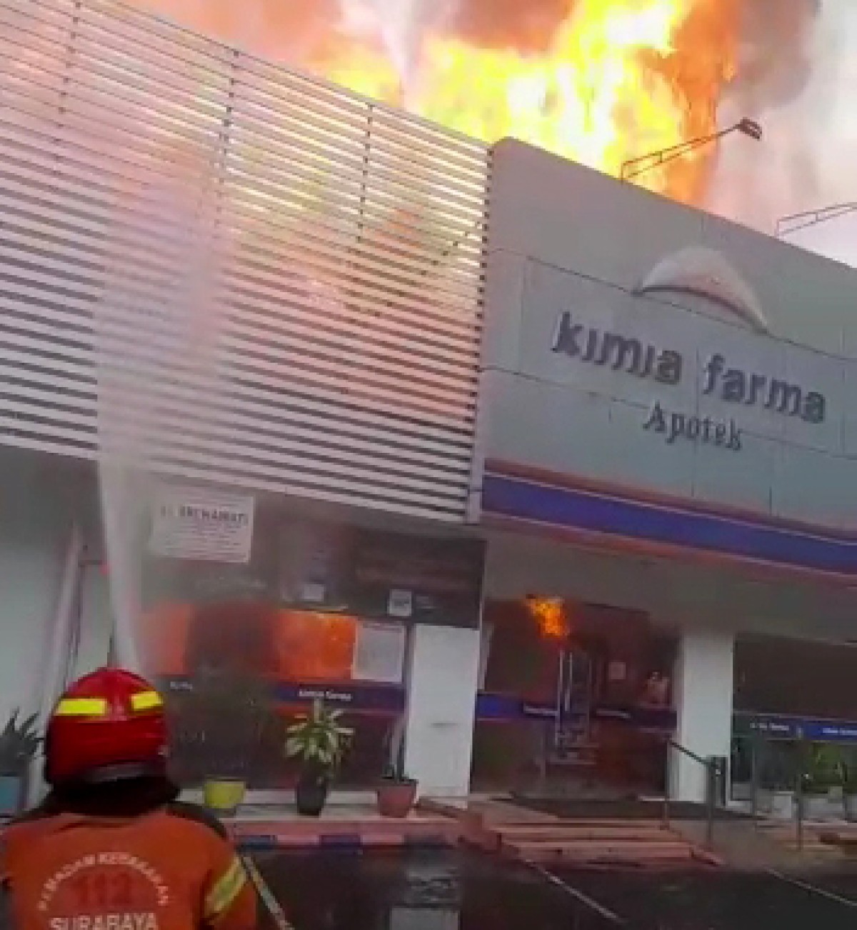 Petugas saat berusaha memadamkan api. (foto: Kedaruratan 112 surabaya for jatimnow.com).