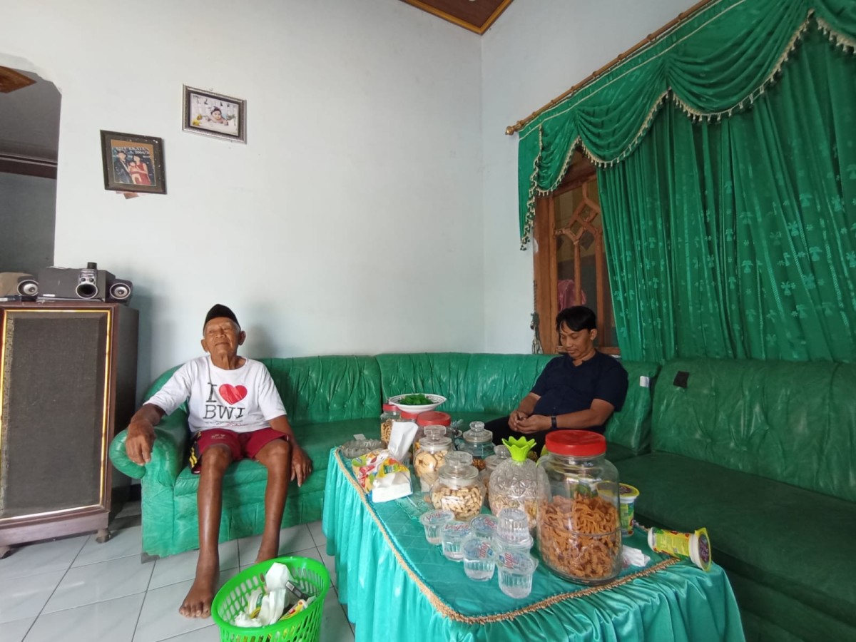 M Rais (kanan), bersama ayahnya Miskun saat menceritakan pencurian uang yang menimpanya. (foto: Eko Purwanto/jatimnow.com).