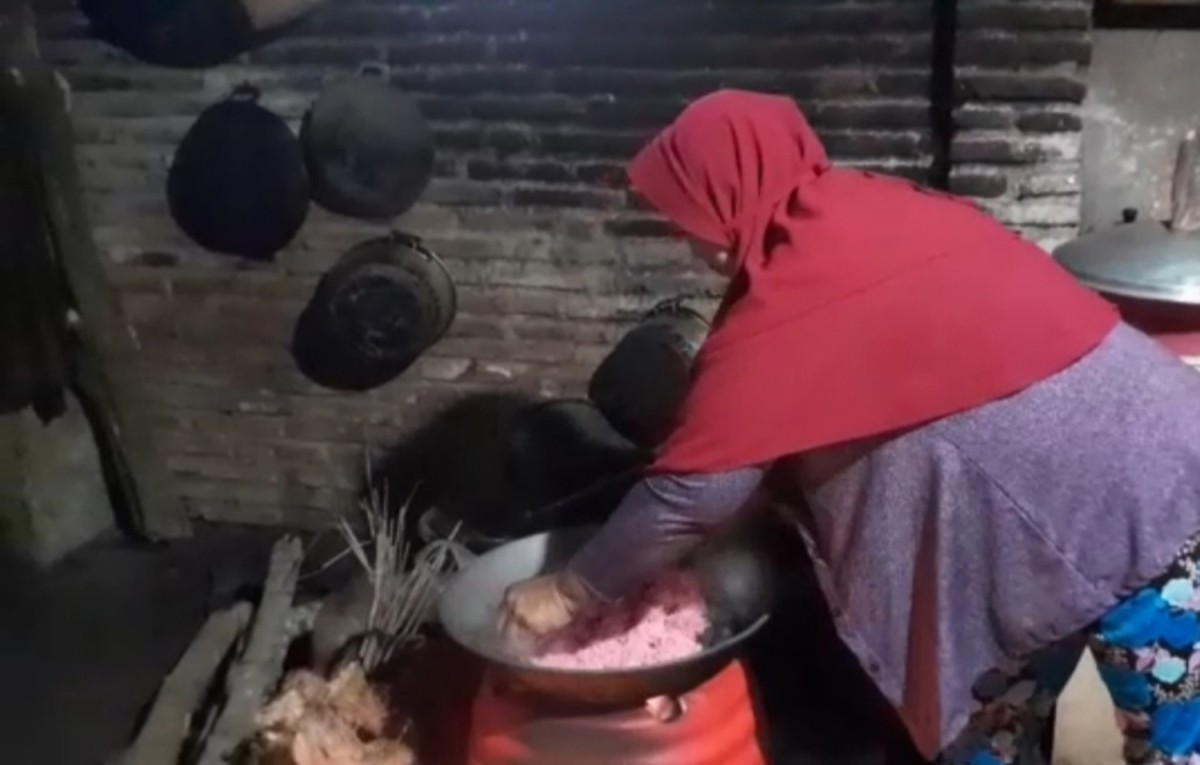 Proses pembuatan petulo di dapur milik Nur Hayati (Foto: Agus Winardi for jatimnow.com)