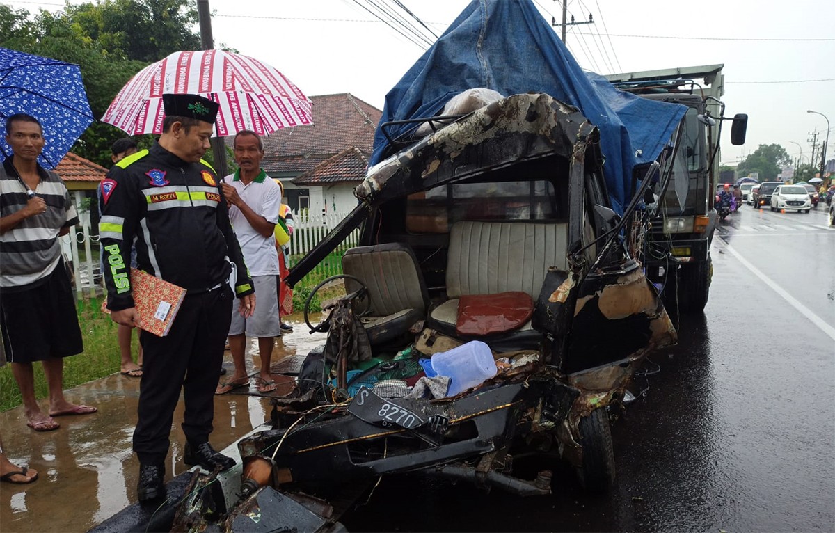 Kondisi pikap yang ringsek setelah diseruduk bus Sugeng Rahayu di Jalan Raya Mojoagung, Jombang. (foto: Elok Aprianto/jatimnow.com)