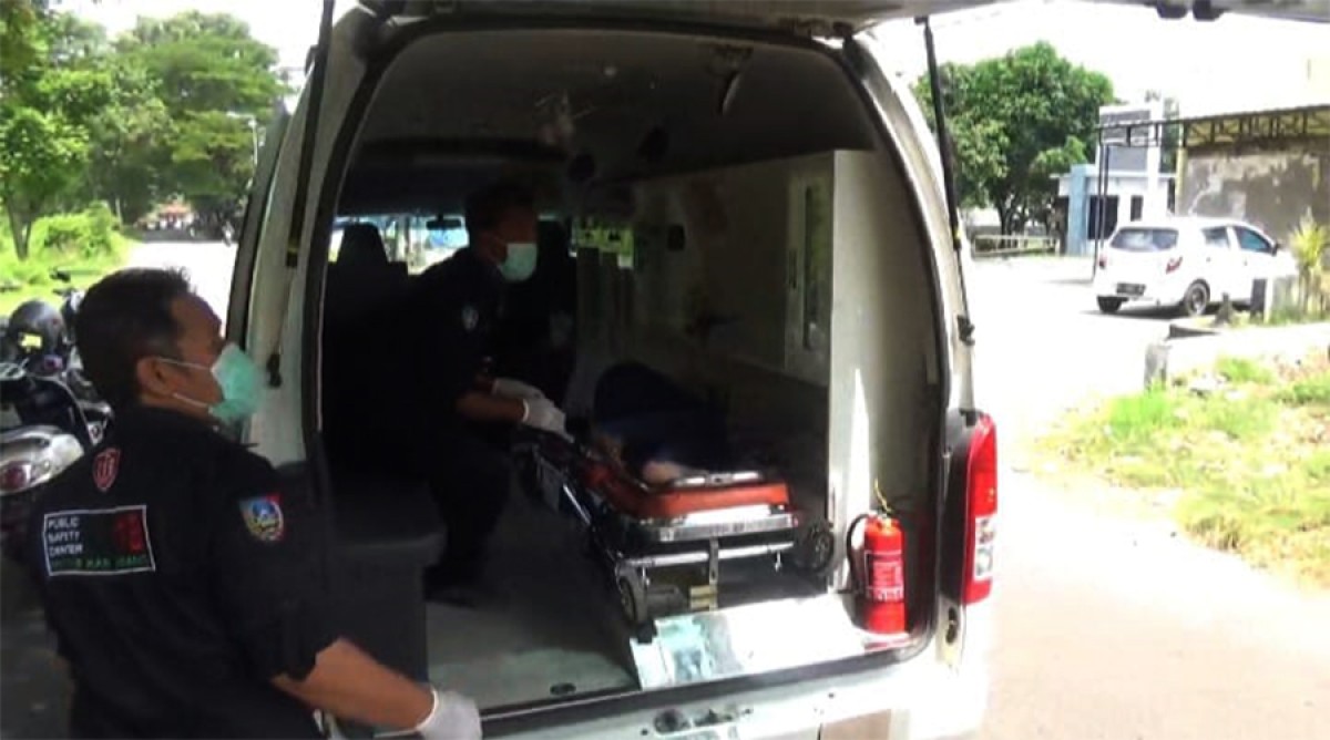Korban kecelakaan saat dilarikan ke RSUD Jombang. (Elok Aprianto/jatimnow.com)
