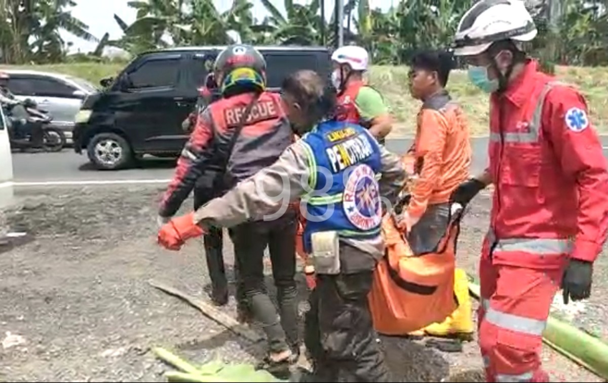 Jenazah korban saat dievakuasi oleh PMI dan relawan (Foto: PMI Kabupaten Mojokerto for jatimnow.com)