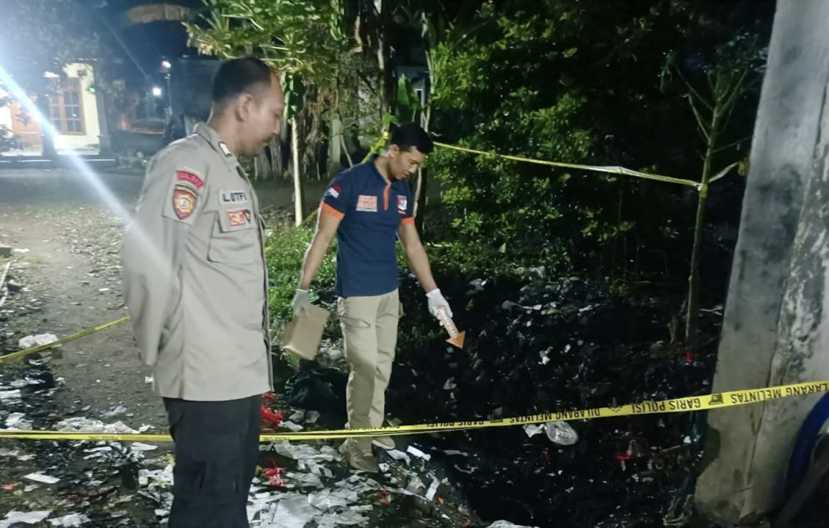 Olah TKP ledakan di Ponpes Sabilil Huda, Kecamatan Kepung, Kabupaten Kediri (Foto: Polres Kediri/jatimnow.com)