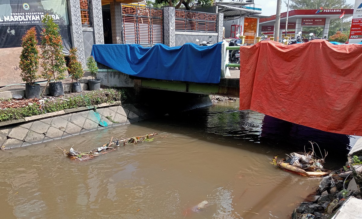 Tumpukan sampah di Sungai Gude Ploso, Dusun Tambakberas, Desa Tambakrejo Jombang, tempat ditemukannya korban. (foto: Elok Aprianto/jatimnow.com)