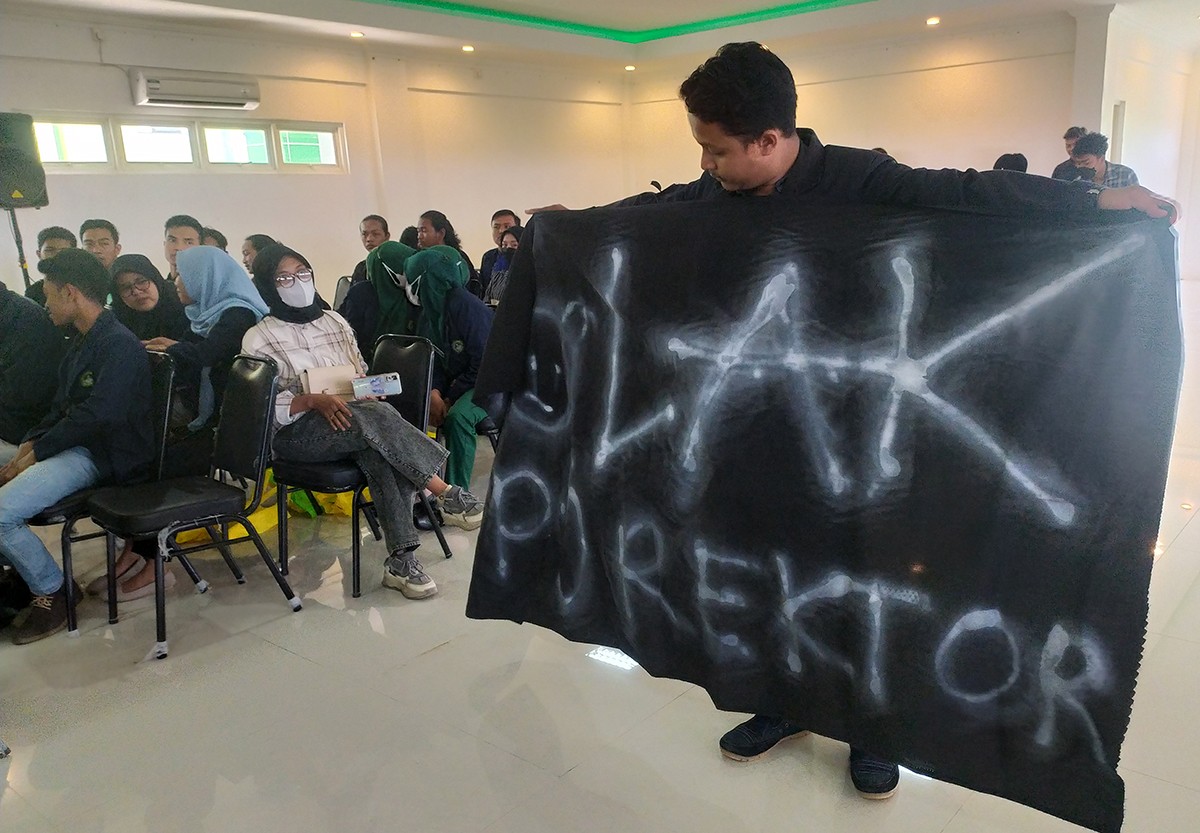 Mahasiswa Unisla menggelar aksi menolak pengangkatan PJ Rektor. (foto: Adyad Ammy Iffansyah/jatimnow.com)