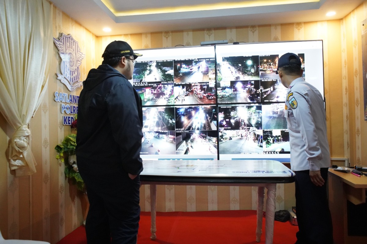 Mas Dhito sambangi pos pelayanan di Simpang Mengkreng. (Foto: Humas Pemkab Kediri/jatimnow.com)