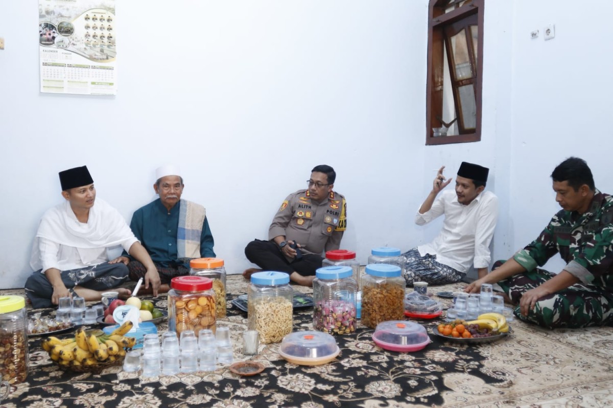 Bupati Trenggalek, Mochamad Nur Arifin saat merayakan lebaran ketupat di ponpes Babul Ulum Durenan. (foto: Bramanta Pamungkas/jatimnow.com)