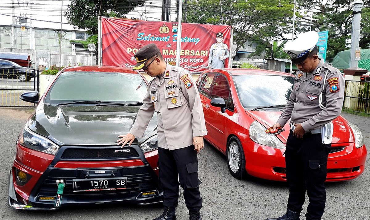 Kapolsek Magersari Kompol Roy Aquary Prawirosastro saat mengecek mobil yang melakukan balap liar. (Achmad Supriyadi/jatimnow.com)