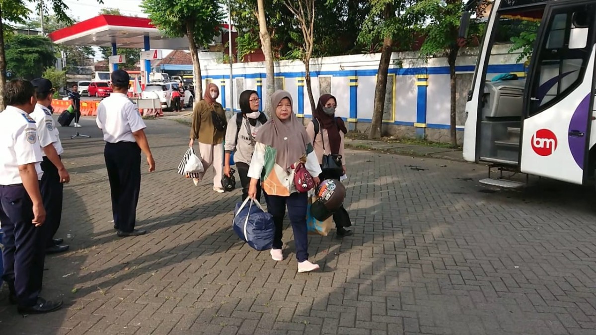 Warga Tulungagung mengikuti progam balik gratis dari Pemkab setempat. (Foto: Bramanta Pamungkas/jatimnow.com)