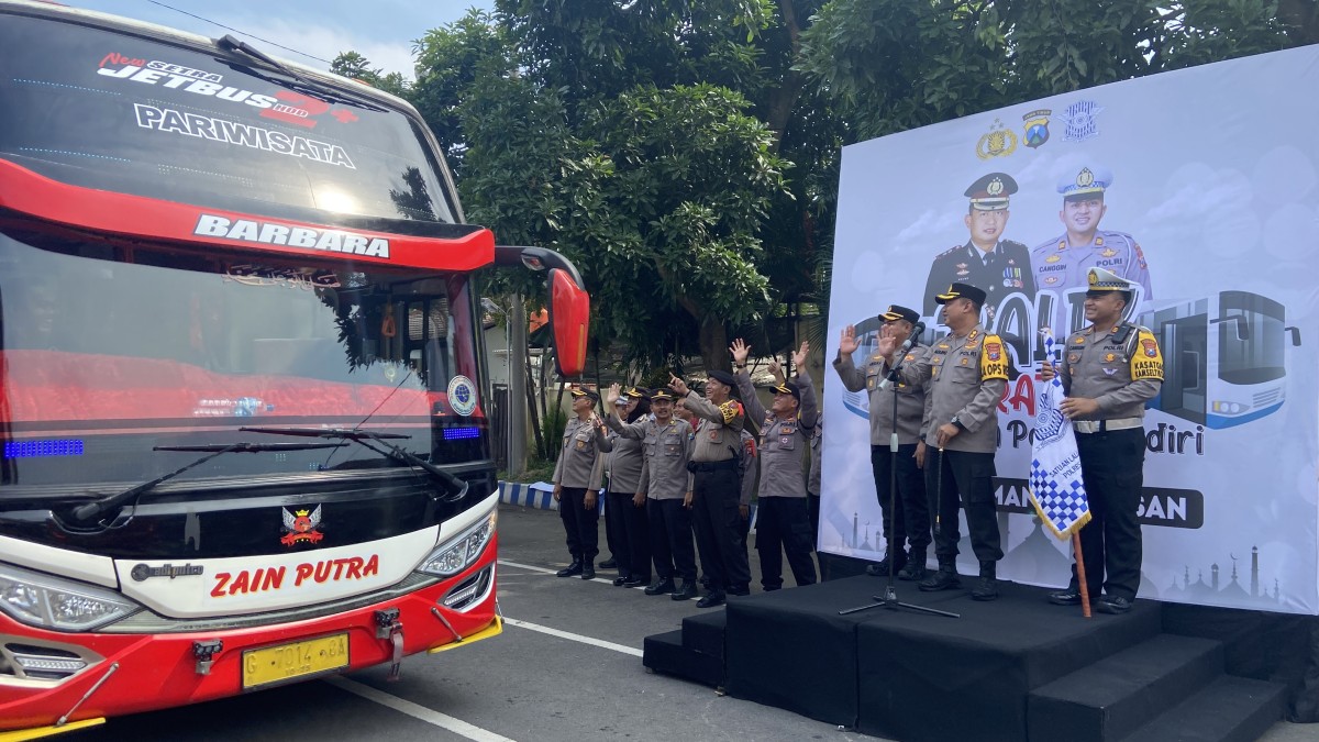 Kapolres Kediri AKBP Agung Setyo Nugroho memberangkatkan peserta mudik balik gratis. (Foto: Yanuar Dedy/jatimnow.com)