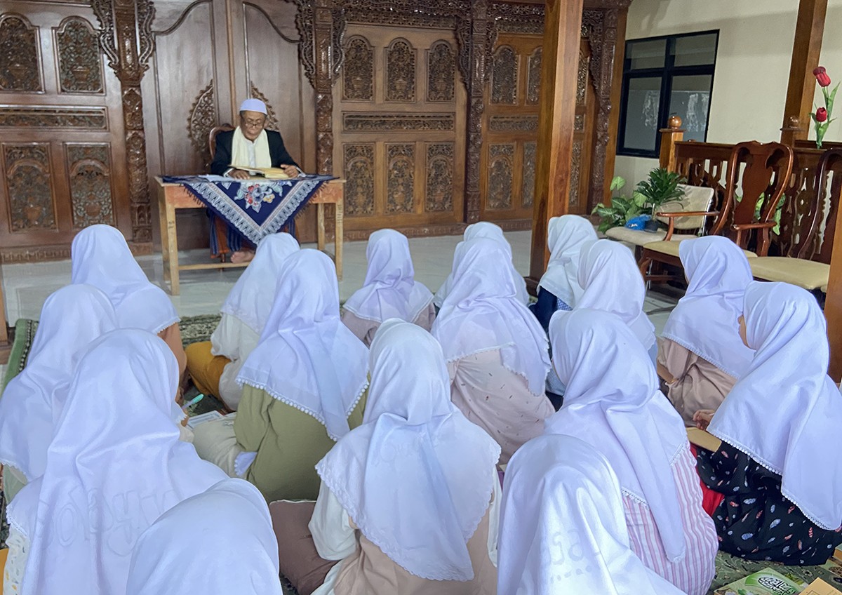 Menjaga Tradisi Ngaji Kitab Kuning Ala Santriwati Al Iman Putri Ponorogo