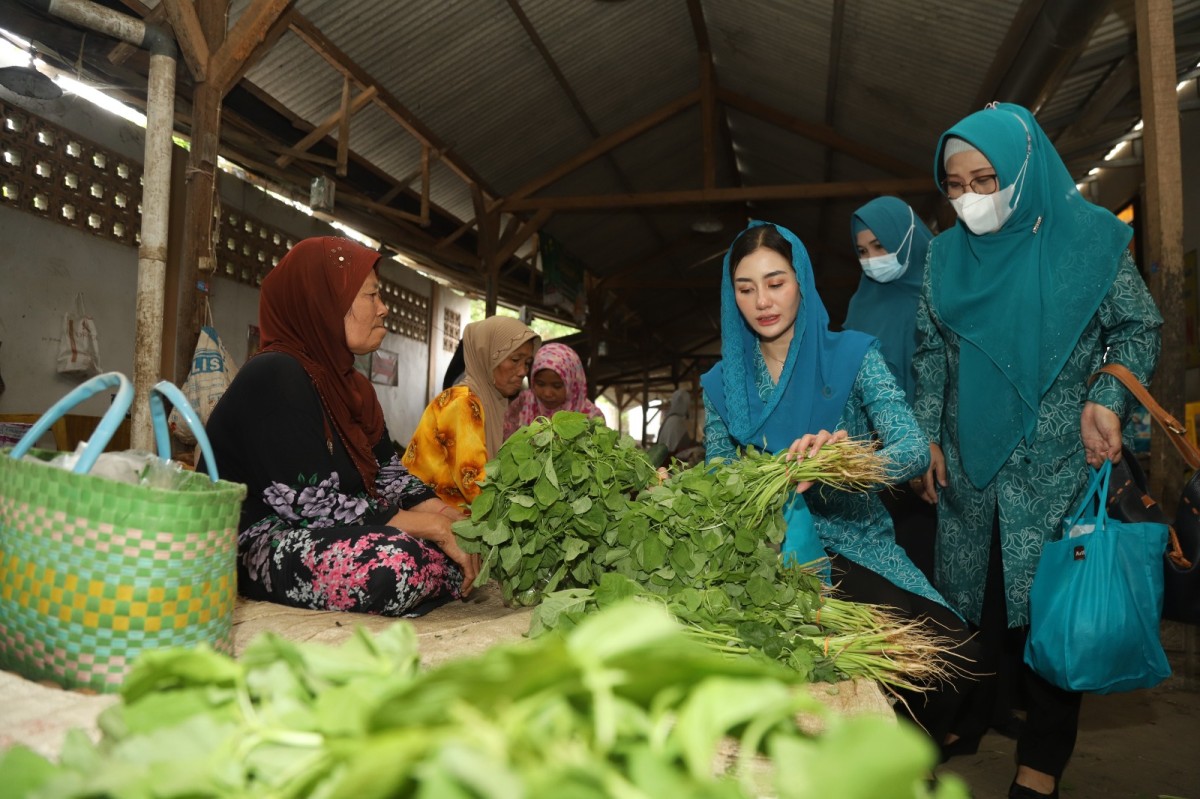 Ketua TP PKK Trenggalek, Novita Hardini saat sidak ke pasar tradisional. (foto: Kominfo Trenggalek for jatimnow.com)