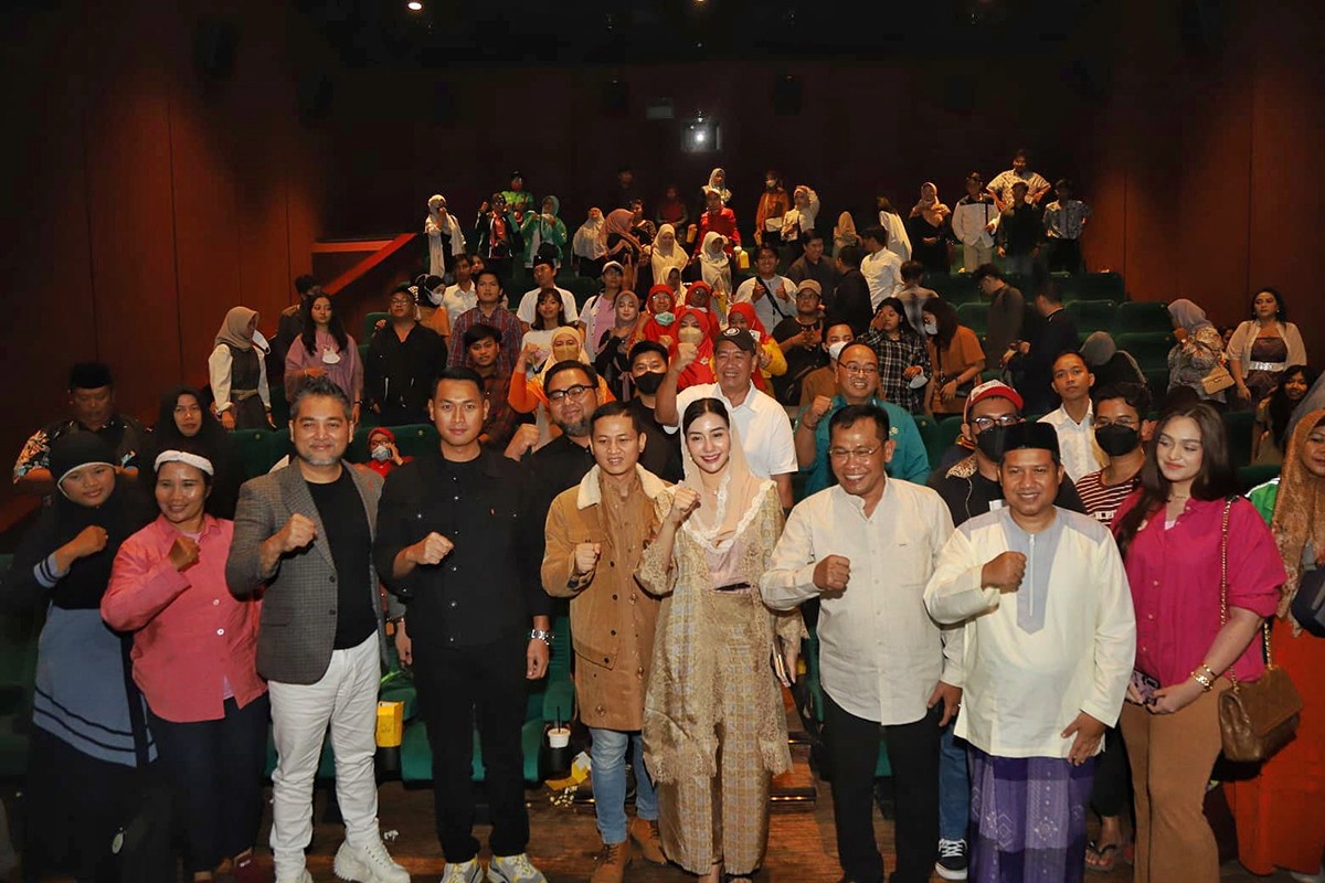 200 Warga Surabaya Diajak Istri Bupati Trenggalek Nobar Film Buya Hamka
