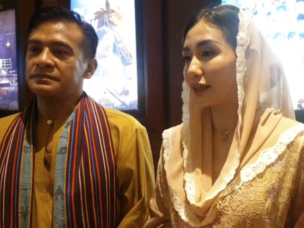 Novita Harini dan Donny Damara saat nobar film Buya Hamka di Pakuwon Mall, Surabaya. (foto: Andi Siregar for jatimnow.com)