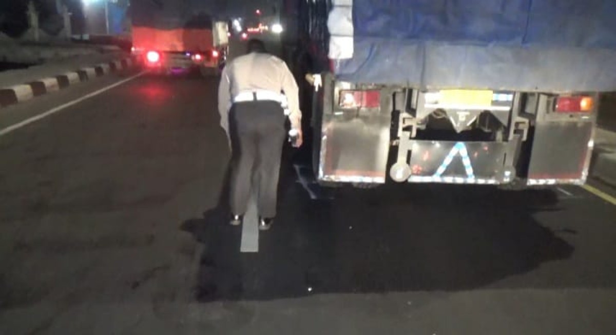 Polisi saat melakukan olah TKP di lokasi kejadian laka lantas. (foto: Elok Aprianto/jatimnow.com)