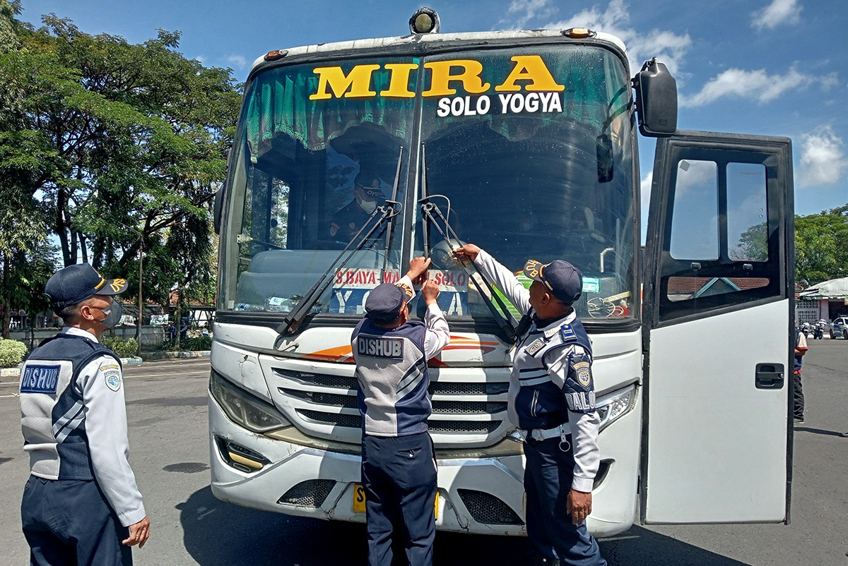 Dishub Jombang, Satlantas Polres Jombang, dan UPT Dishub Jatim menggelar operasi gabungan di Termial Bus Kepuhsari. (foto: Elok Aprianto/jatimnow.com)