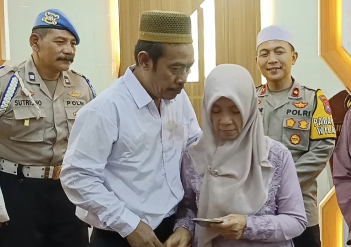Pasangan Khoirul Huda dan Sawalin Puji Astuti usai melewati prosesi pernikahan di Polsek Tegalsari, Surabaya. (foto: Rama Indra Surya/jatimnow.com)