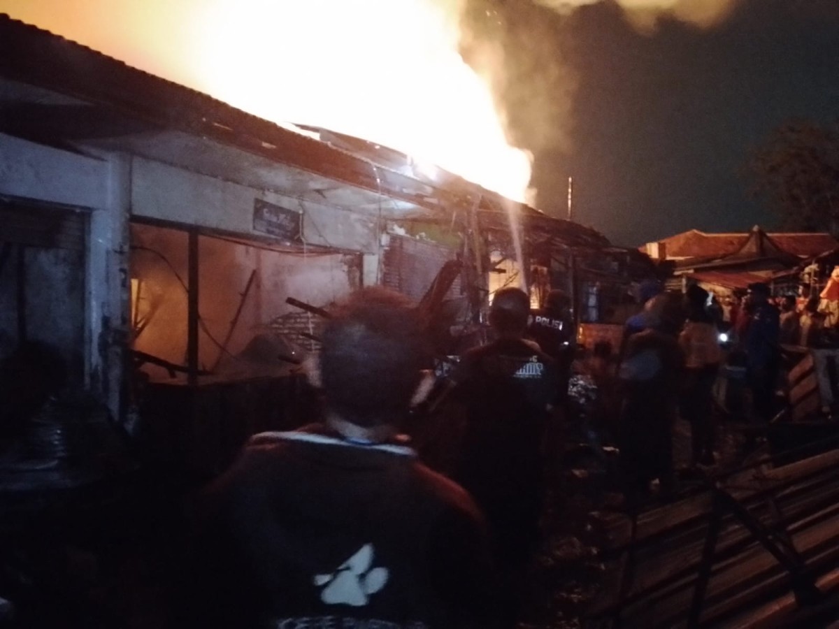Petugas memadamkan api yang membakar Pasar Kama (Foto: Ortis for jatimnow.com)