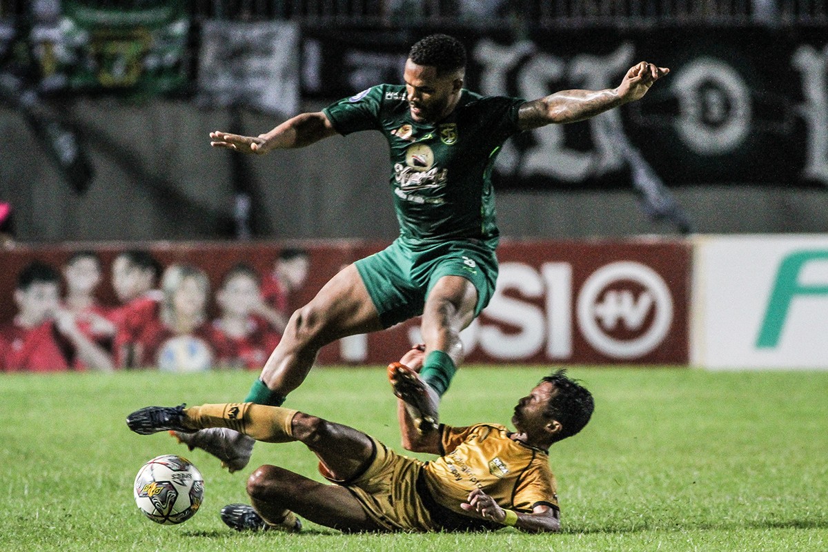 Striker Persebaya Paulo Victor saat duel lawan Dewa United (Foto: Sahlul Fahmi/jatimnow.com)