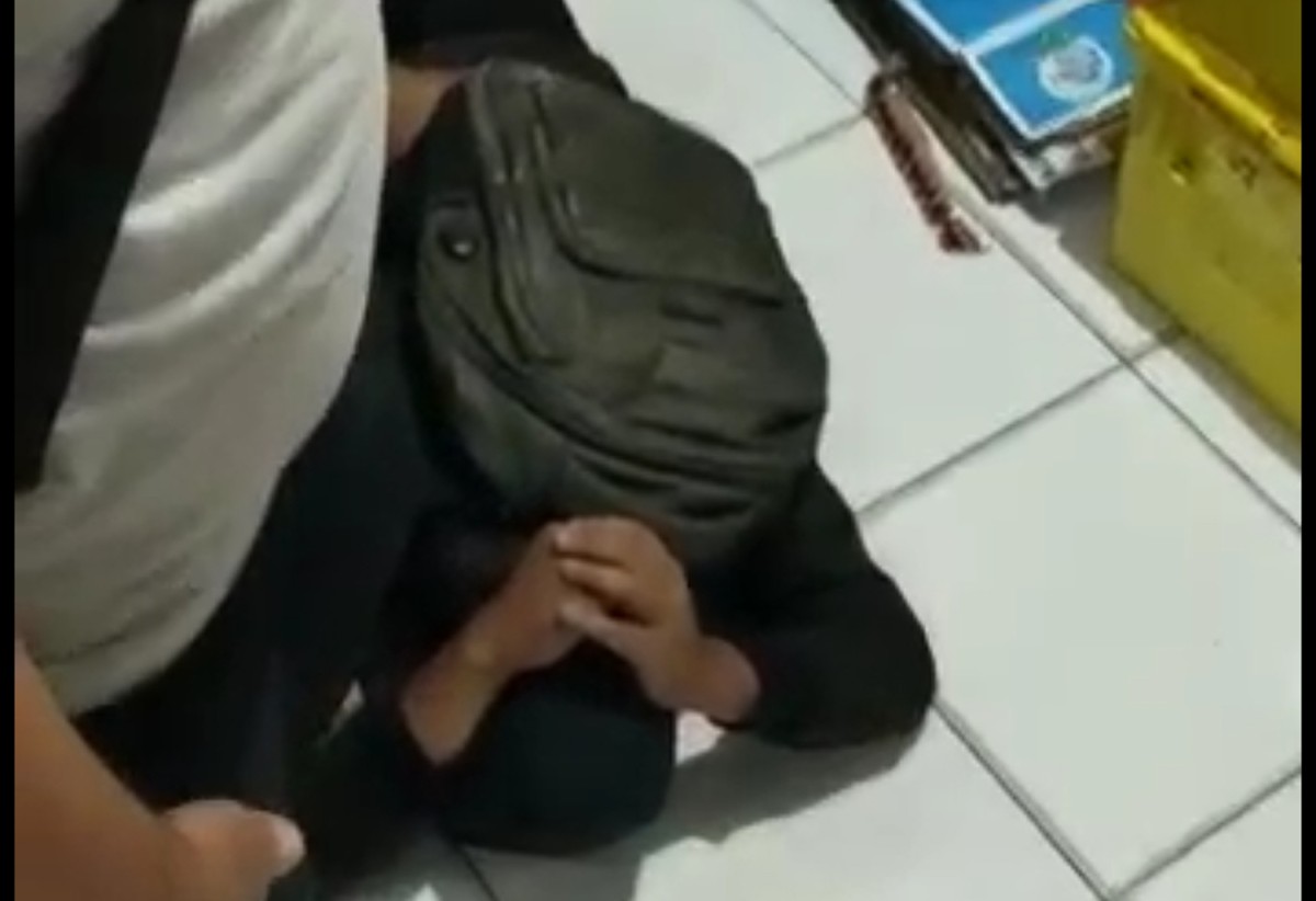 Penangkapan pelaku pembobolan minimarket di Mojokerto (Foto: Tangkapan layar video amatir warga)