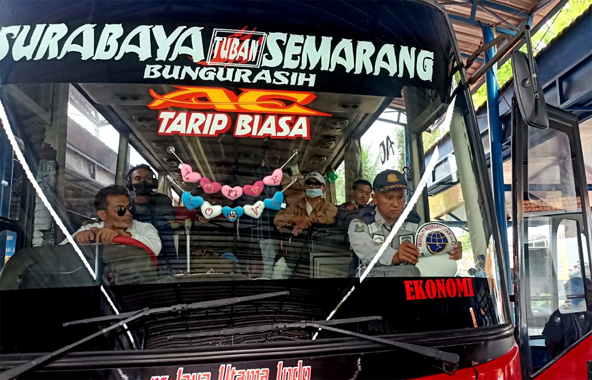 Petugas UPT Dishub Jatim Wilayah Lamongan saat memeriksa kelengkapan surat dan kelayakan kendaraan. (foto: Adyad Ammy Iffansah/jatimnow.com)