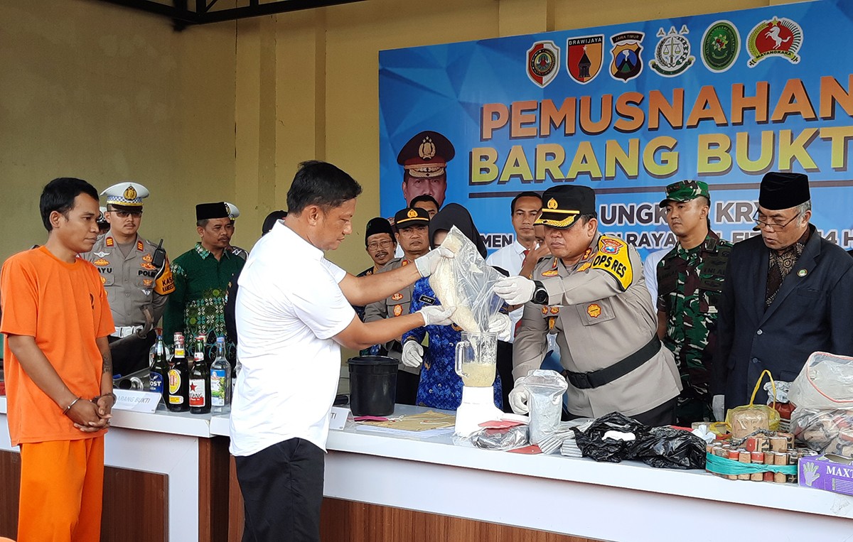 Kapolres Mojokerto AKBP Wahyudi didampingi Kasat Resnarkoba AKP Marji Wibowo. (Achmad Supriyadi/jatimnow.com)